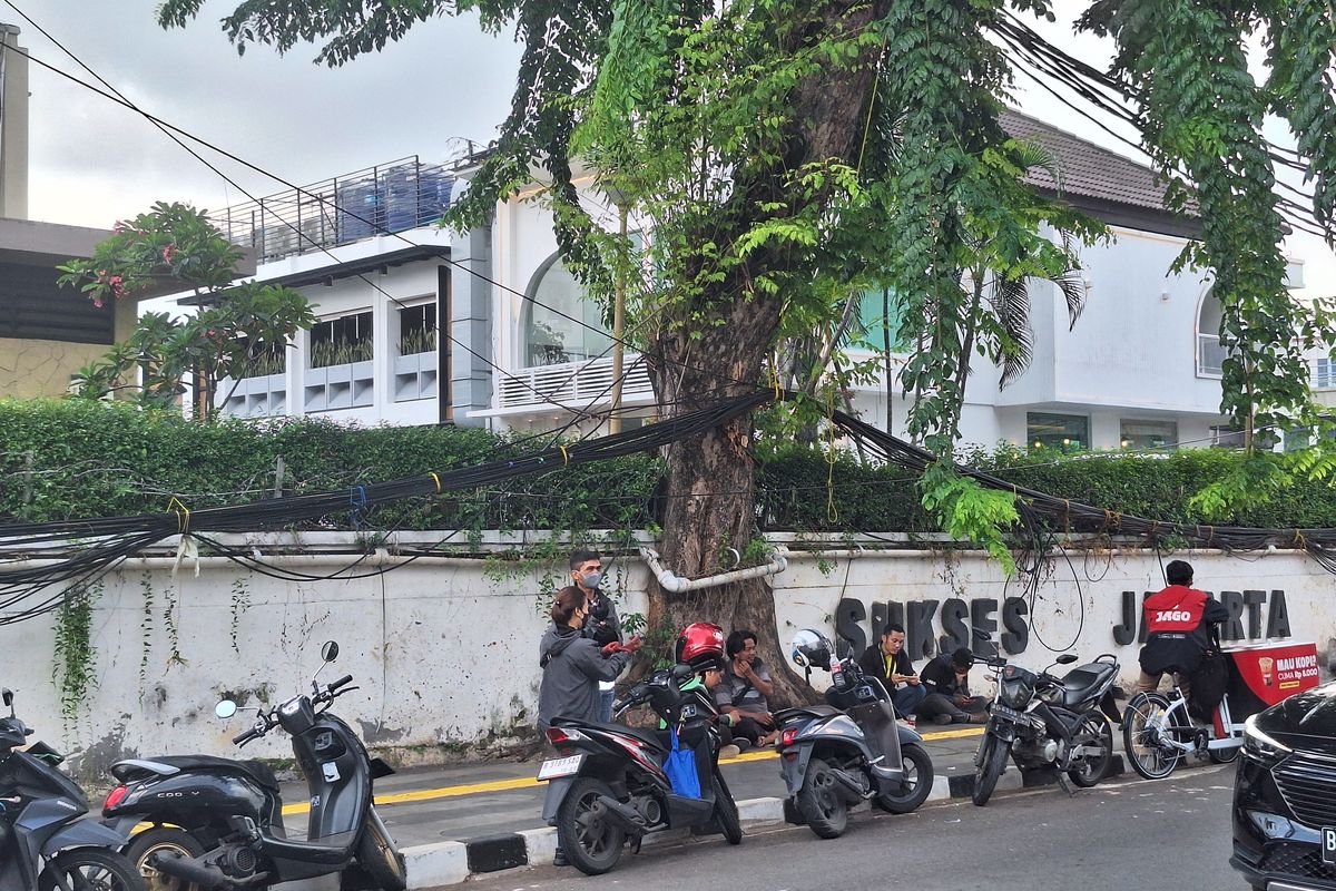 Saat Hujan Pengendara Motor Hindari Tempat Ini untuk Berteduh