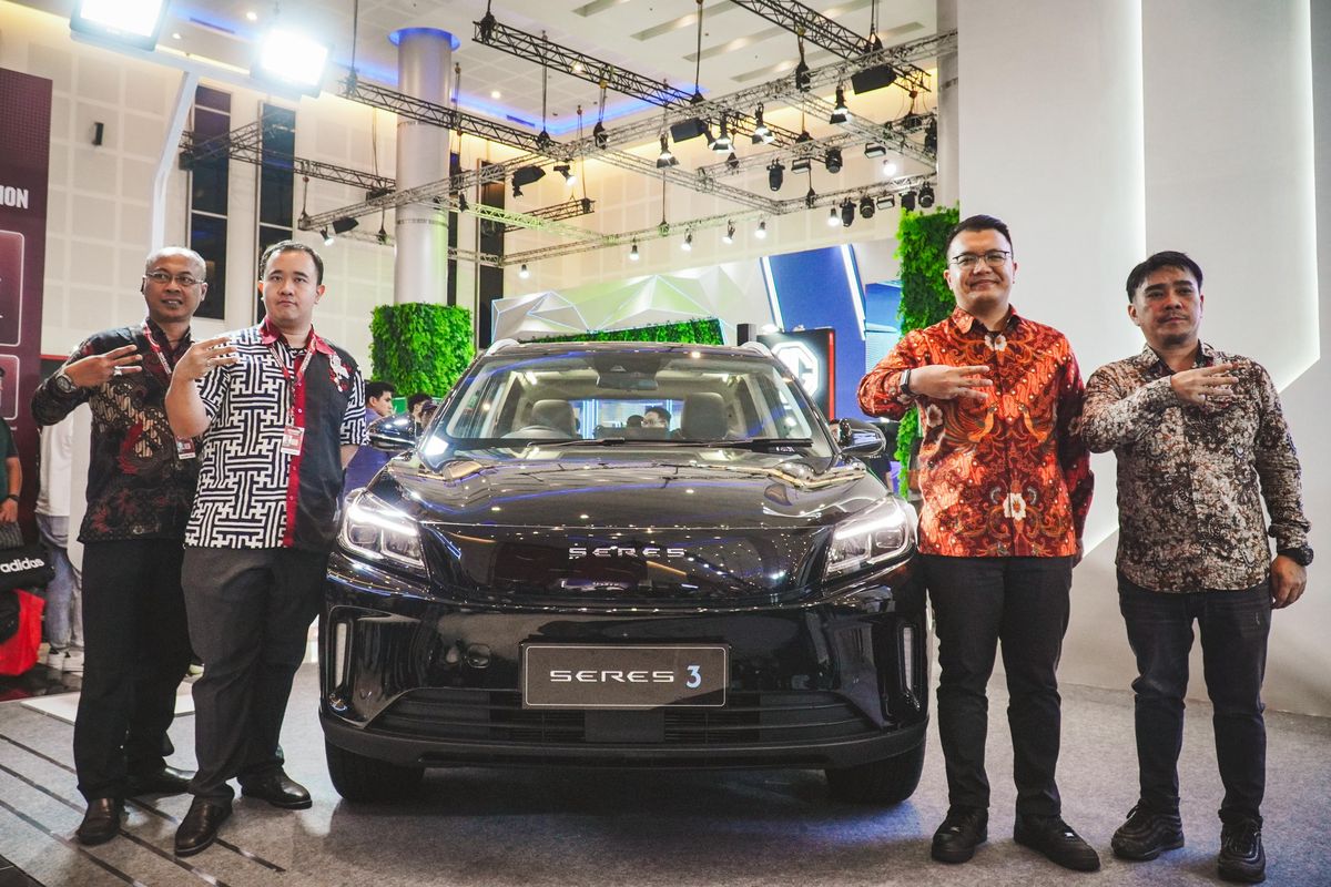 DFSK, Seres, mobil listrik, Seres 3, IIMS, IIMS Surabaya, Mobil Listrik Seres 3 Sapa Warga Surabaya