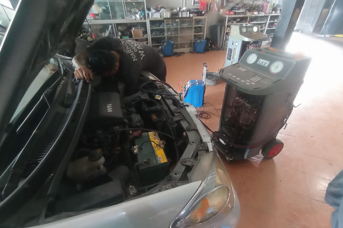 bengkel spesialis AC, kerusakan kompresor, ac mobil tidak dingin, freon tidak habis, Pentingnya Memahami Sistem AC Mobil Sebelum Mengisi Freon