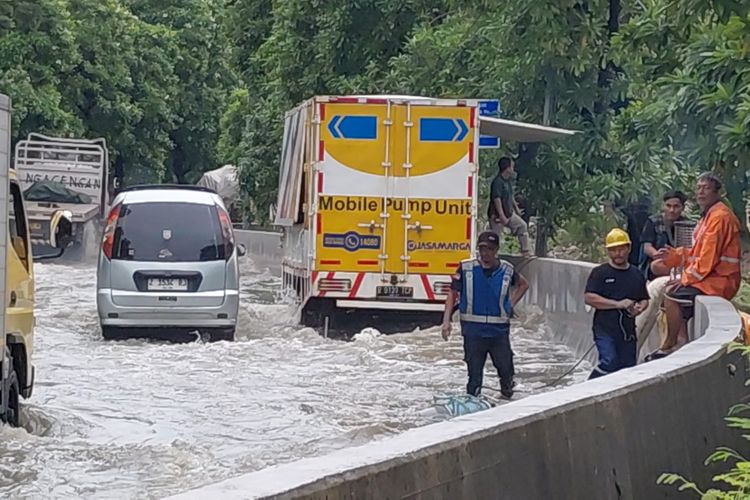 Tips Agar Mobil Tak Mogok Saat Terpaksa Menerjang Banjir