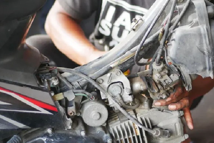 Motor Injeksi vs Karburator di Musim Hujan, Mana Lebih Tangguh?
