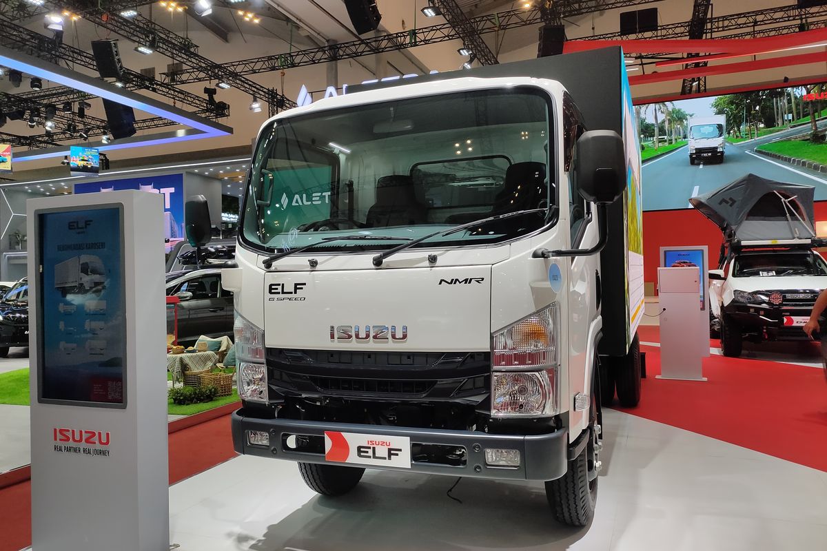 kendaraan niaga, Isuzu ELF NMR, layar LED, GIIAS 2025, Isuzu ELF NMR: Kendaraan Niaga dengan Layar LED