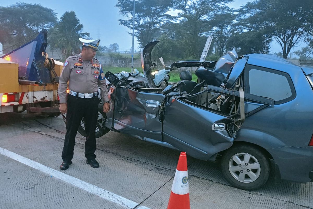 jalan tol, gagal antisipasi, jaga jarak aman, kecelakaan tol pasuruan, Avanza Tabrak Truk, Gagal antisipasi, Kecelakaan Avanza Tabrak Truk di Tol Pasuruan, Ingat Pentingnya Jaga Jarak Aman