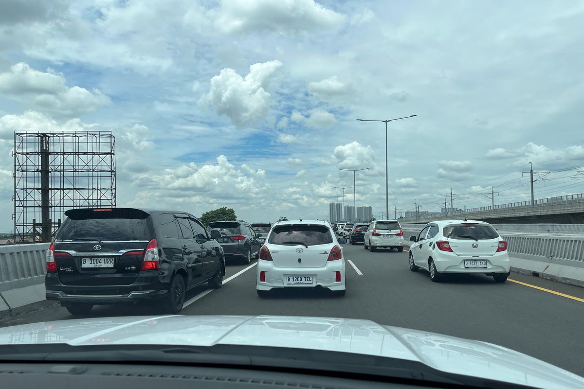 Tol Layang, Jalan Layang MBZ, macet, Tol layang, macet di tol, Macet di Tol Layang MBZ Arah Cikampek, Ada Tabrakan Beruntun