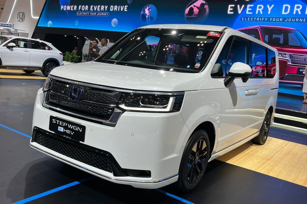 Honda Step WGN e:HEV, GIIAS 2025, 100 fitur, mobil keluarga hybrid, Honda Step WGN e:HEV: 100 Fitur Cerdas untuk Keluarga Modern