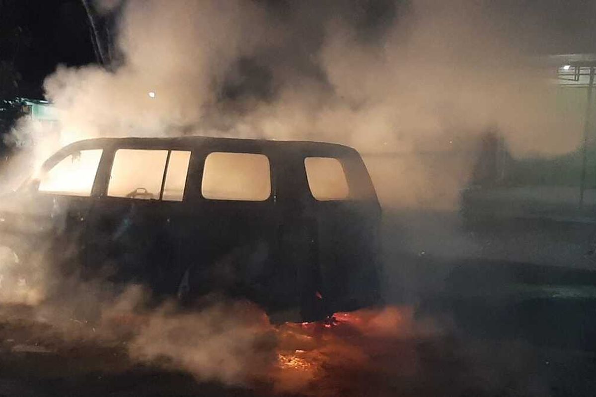 korsleting, Suzuki APV, Suzuki APV tabrakan, mobil terbakar, Mobil korsleting, Suzuki APV Terbakar di Pati, Korsleting Listrik Diduga Jadi Pemicu