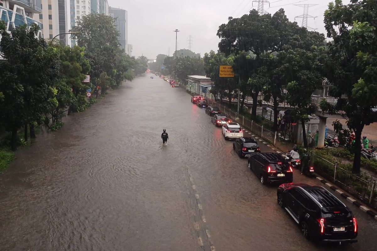 Jakarta banjir, BPBD DKI Jakarta, banjir Jakarta, Hujan deras, jalan banjir, jakarta banjir, bpbd dki jakarta, Hujan Deras di Jakarta, Sejumlah Ruas Jalan Banjir