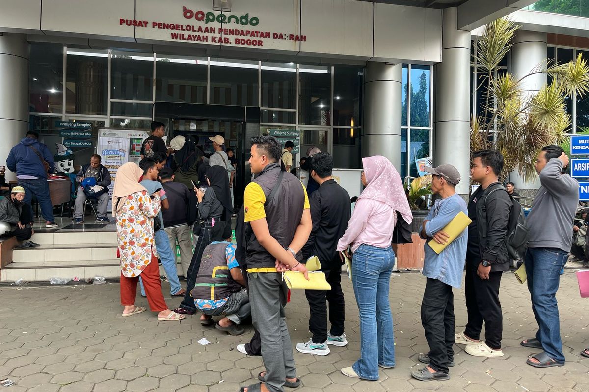 Samsat, Kabupaten Bogor, pemutihan pajak, Kantor Samsat, samsat, Kantor Samsat Cibinong, Kantor Samsat Cibinong Diserbu Warga yang Bayar Pajak Kendaraan
