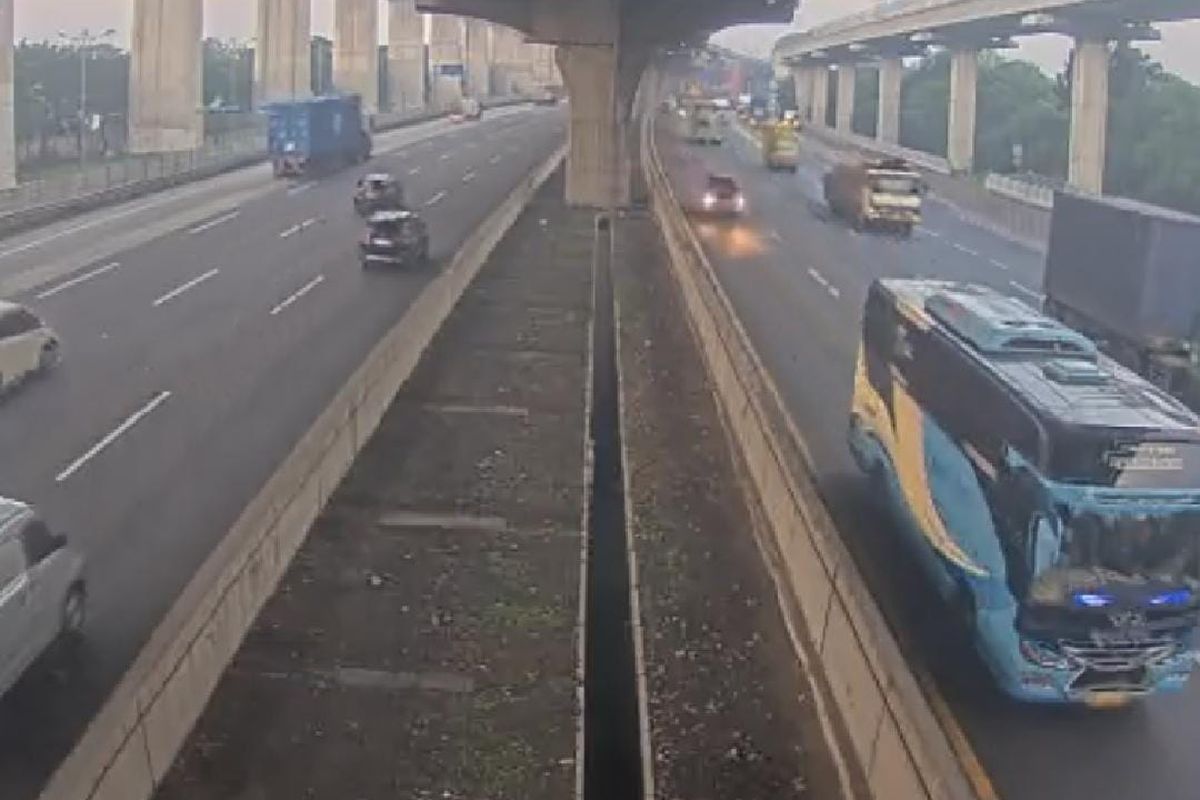 Jalan Tol Semrawut: Bus Lazim Melanggar Lajur Kanan