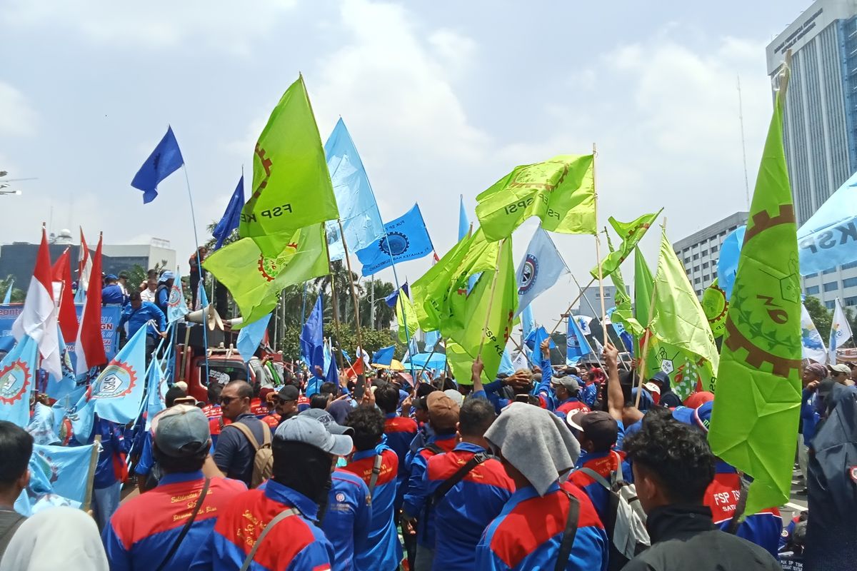 demo, transjakarta, Pengalihan Rute, Transjakarta Alihkan Sejumlah Rute Imbas Demo Buruh di DPR/MPR
