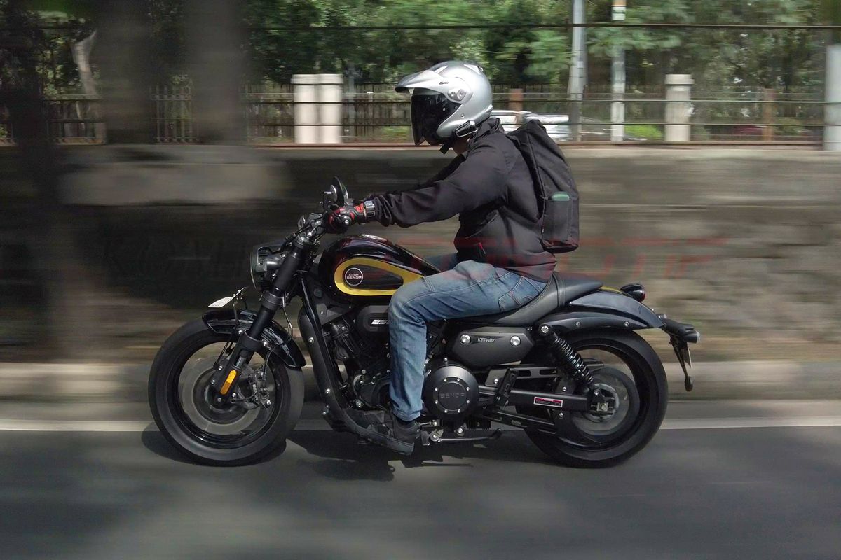 posisi berkendara, Posisi berkendara, tips berkendara, mengendarai motor, naik motor, Alasan Kenapa Badan Harus Rileks Saat Mengendarai Motor
