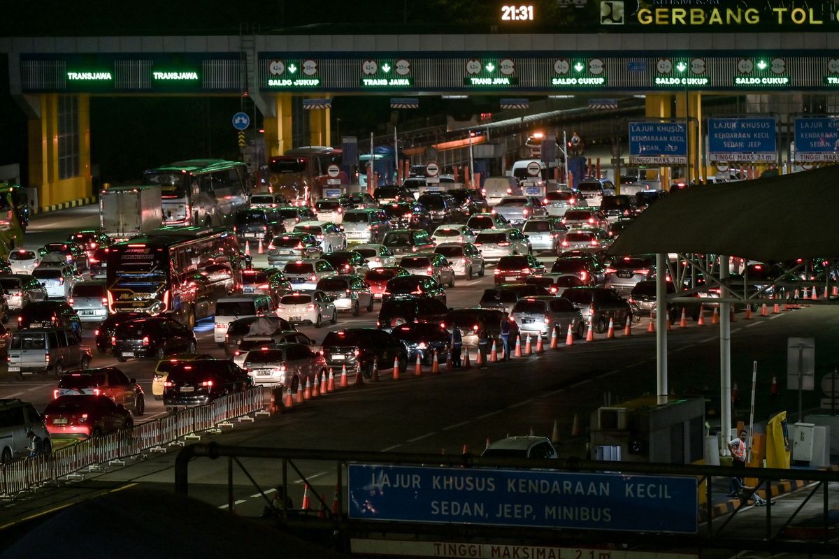 Cikampek Utama, Kalikangkung, kendaraan, mudik, Trans-Jawa, arus balik, Semarang, Lebaran 2025, 2 Gerbang Tol Trans-Jawa Dilintasi Ratusan Ribu Kendaraan
