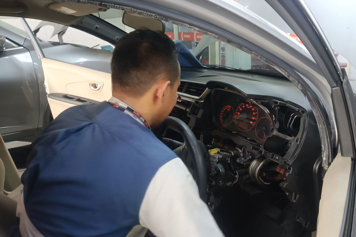 ac mobil tidak dingin, perawatan ac mobil, servis rutin ac, penyebab AC panas, Masalah AC Mobil dan Cara Mengatasinya Secara Mudah