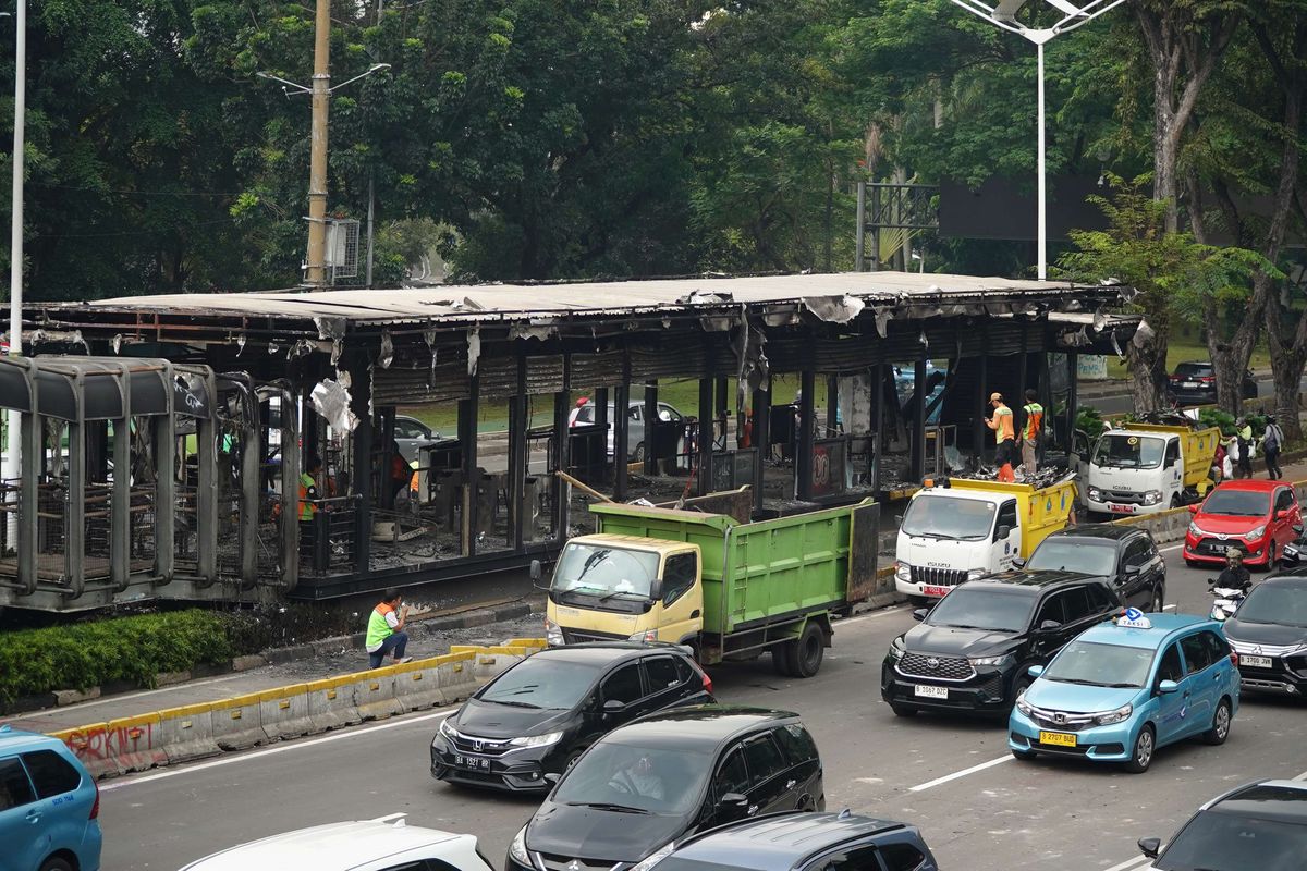 transjakarta, Halte transjakarta, bus transjakarta, aksi massa, halte bus transjakarta, Daftar Halte Transjakarta yang Rusak dan Terbakar