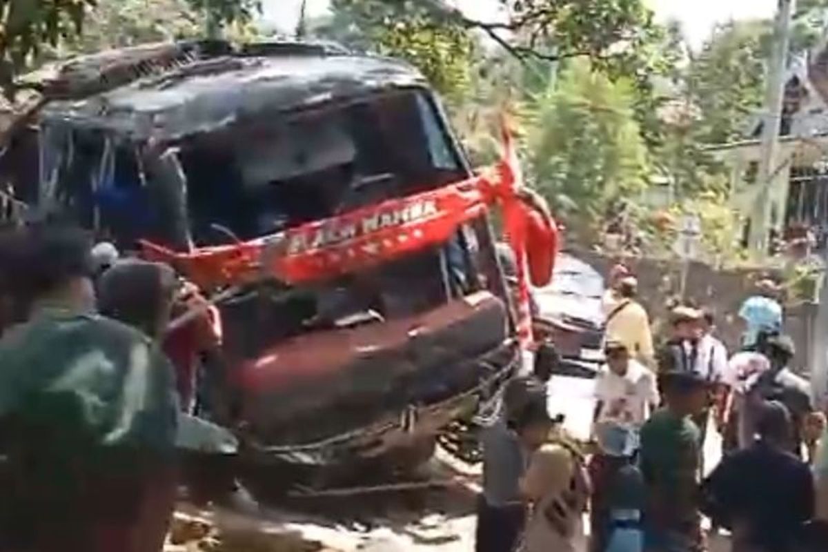 kecelakaan, rem blong, kecelakaan bus, Bus rem blong, kecelakaan bus rs bina sehat, Rem Blong Jadi Penyebab Kecelakaan Bus RS Bina Sehat di Jember