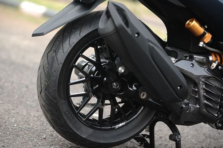 Roda Belakang Skutik Sulit Dilepas? Ini Penyebab yang Sering Terjadi