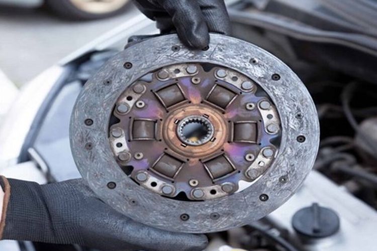 Kampas Kopling Mobil Cepat Habis? Tanda Ada yang Tidak Beres