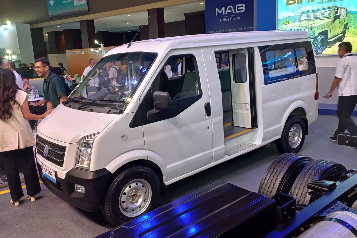 Periklindo Electric Vehicle Show, PEVS, mini van listrik, SF B02, Mini van listrik, Safast Electric Vehicle Indonesia, angkot listrik, PEVS 2025, Mobil Anak Bangsa (MAB), Angkot listrik, MAB Jual Ratusan Mini Van Listrik ke Safast di PEVS 2025