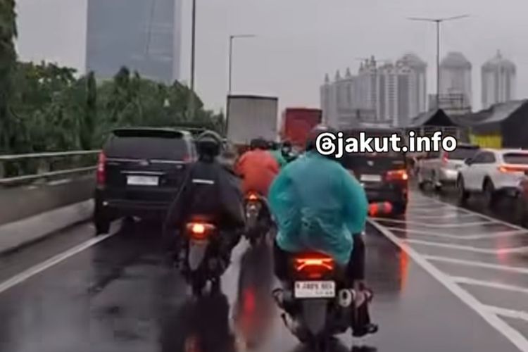 Kawasan Sunter Masih Nanjir, Motor Sempat Boleh Masuk Tol