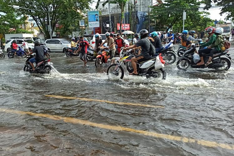 Perlukah Ganti Oli Motor Setelah Terjang Banjir? Ini Kata Ahli