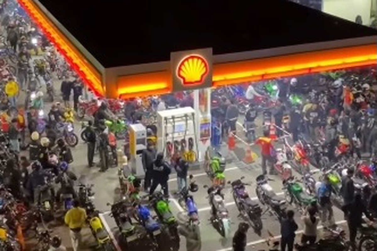 Shell, Kelangkaan BBM, komunitas motor, SPBU Shell, Motor 2-tak, bbm swasta, SPBU Shell di Bandung Jadi Tempat Kopdar Komunitas Motor 2-Tak