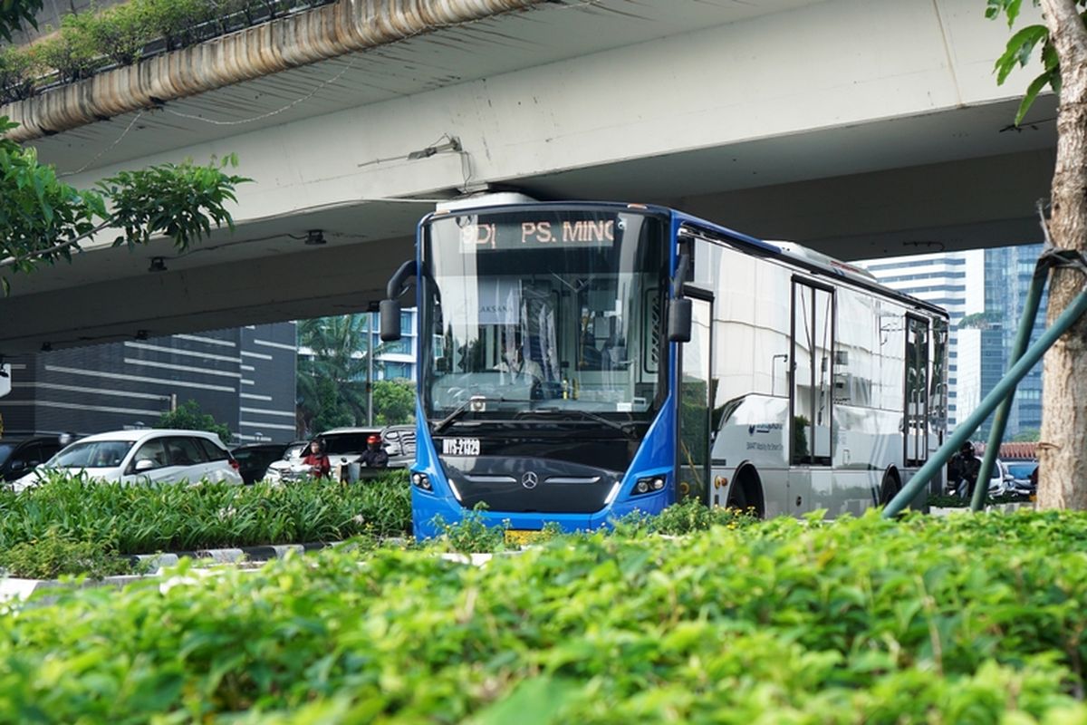 transjakarta, Lalu Lintas, Transportasi umum, kendaraan, kendaraan bermotor, Daftar 15 Golongan Masyarakat yang Gratis Naik Transportasi Umum di Jakarta