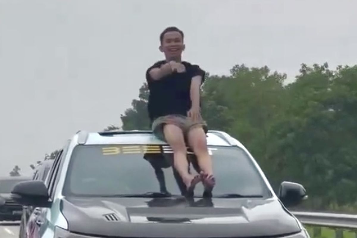 pacu jalur, mobil, Jalan Tol Lampung, Pacu Jalur, aksi berbahaya, pengendara mobil, jalan tol lampung, tren pacu jalur, Video Pemuda Lakukan Aksi Pacu Jalur di Atas Mobil di Ruas Tol Lampung