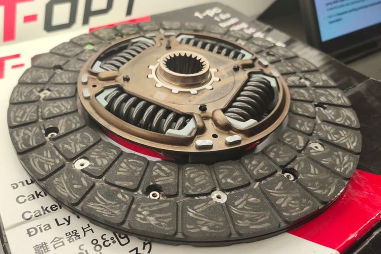 Kampas Kopling Mobil Cepat Habis? Tanda Ada yang Tidak Beres