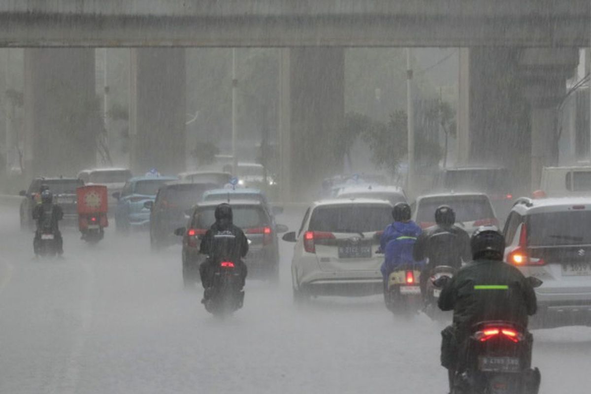 Waspada, Genangan Air Bikin Lubang Jalan Tak Terlihat