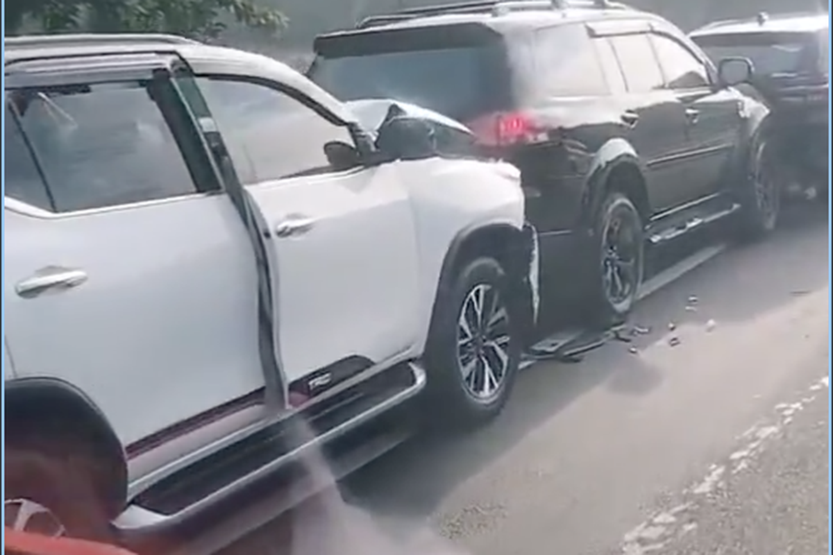 kecelakaan, Tol Cipali, kecelakaan beruntun, bahu jalan, Kecelakaan, Nissan Livina, nissan livina, ganti ban di jalan tol, Livina Diseruduk Saat Ganti Ban di Bahu Jalan Tol Cipali