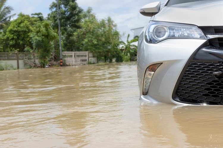 perawatan kendaraan, banjir bali, Kemacetan kendaraan, Penanganan pascabencana, Banjir Bali: Menghindari Kerusakan Kendaraan Pasca-Bencana