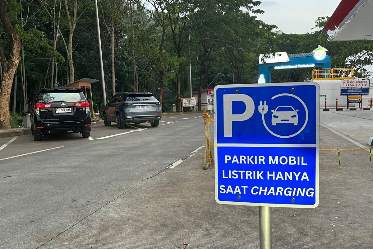 Daftar SPKLU Mobil Listrik di Tol Trans Jawa Saat Libur Nataru