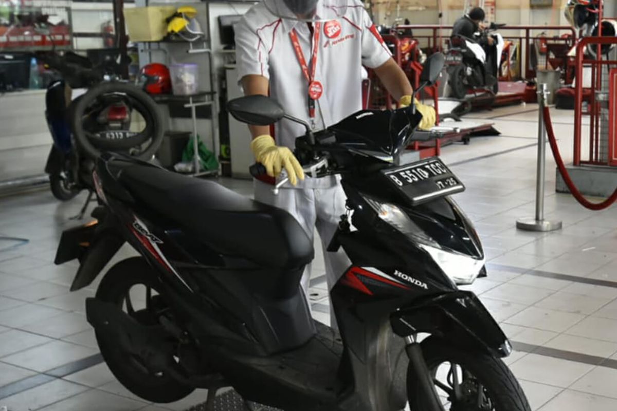 setang motor, motor, gas motor matik terlalu tinggi, Begini Cara Menyetel Jarak Main Throttle Gas Motor Pakai Kunci 10