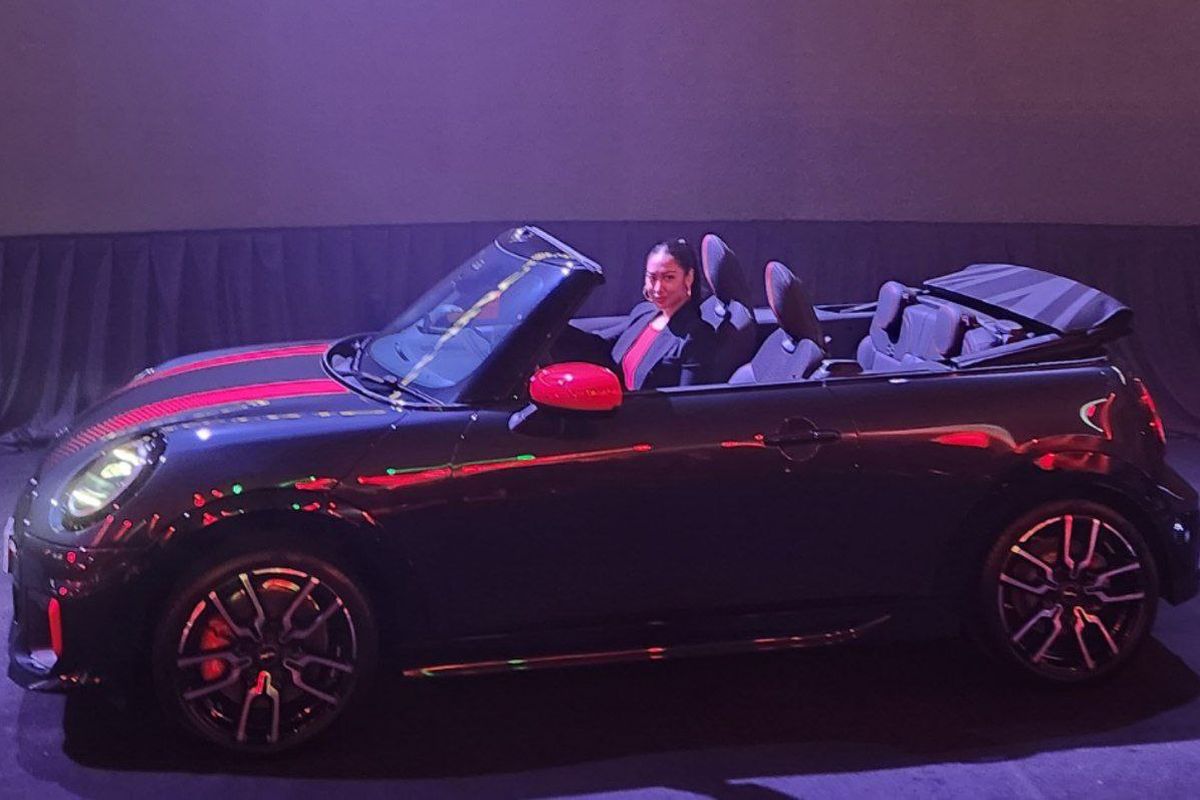 BMW Group Indonesia, MINI John Cooper Works, peluncuran mobil, teknologi otomotif, Harga dan Spesifikasi MINI JCW Cabrio Terbaru di Jakarta