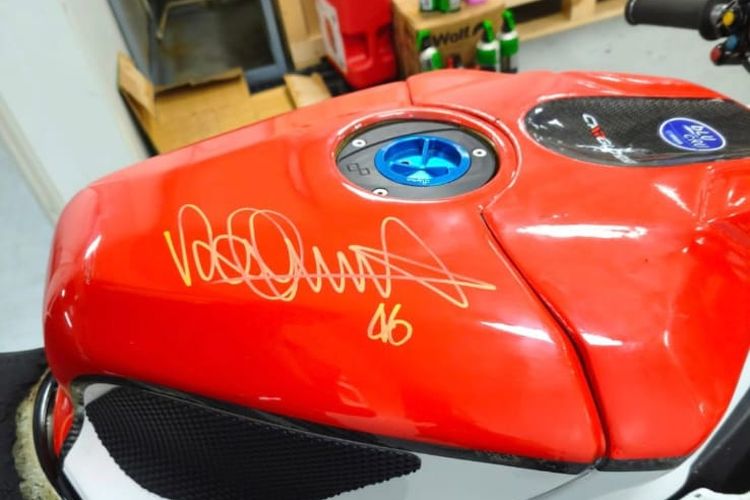 Valentino Rossi Tanda Tangan Motor Yamaha YZF-R1 GYTR di Mandalika