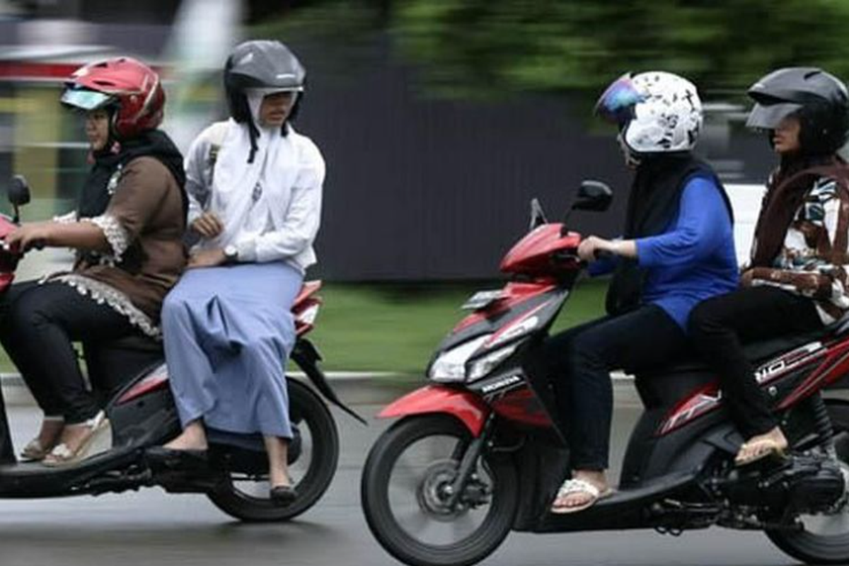 cara membonceng sepeda motor yang benar, Posisi membonceng sepeda motor, Kebiasaan buruk saat membonceng sepeda motor, Bahaya, Jangan Bonceng Motor dengan Posisi Duduk Menyamping