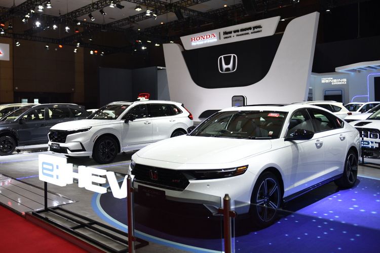 mobil sedan, definisi sedan, sejarah sedan, perbedaan sedan dan limusin, Sejarah dan Definisi Mobil Sedan: Jenis dan Perbedaannya