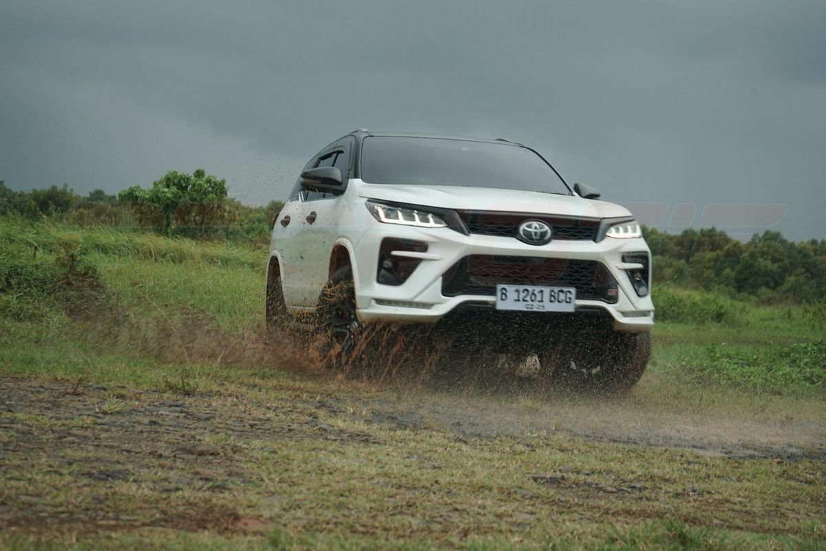 Toyota, Fortuner 2.8 GR Sport, Pajak tahunan, test drive, pajak tahunan, Pajak Kendaraan Bermotor (PKB), Bea Balik Nama Kendaraan Bermotor (BBNKB), Pajak Toyota Fortuner GR Sport 4x4, per Tahun Rp 13 Jutaan
