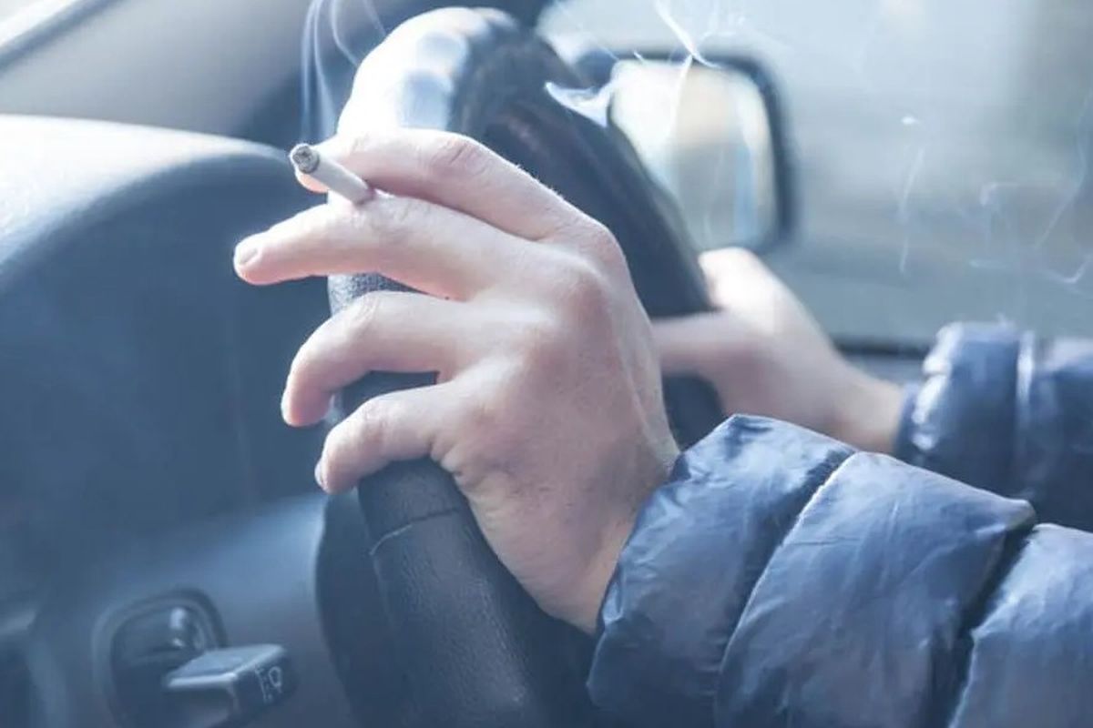 Merokok, menyetir, risiko, merokok, mengemudi, bahaya, Merokok Saat Berkendara: Risiko Ganda untuk Diri Sendiri dan Pengguna Jalan Lain