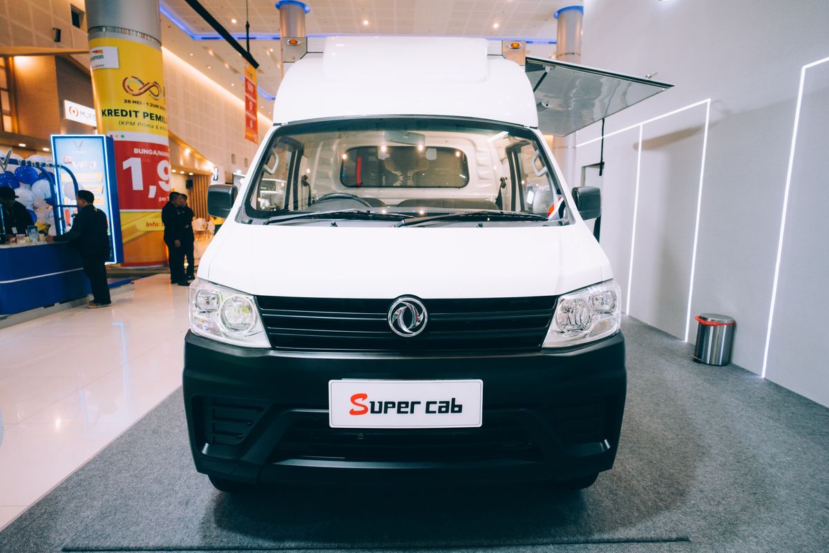 SURABAYA, DFSK, Surabaya, mobil listrik, SERES 3, IIMS 2025, Seres 3, DFSK Super Cab dan SERES 3 Raih Penghargaan di IIMS Surabaya 2024