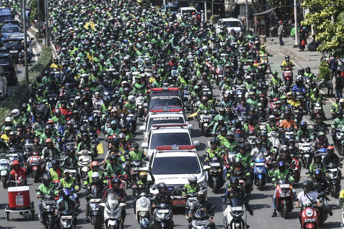 demo, etika berkendara, tips aman berkendara saat demo, demo di jalan, Jangan Asal Tancap Gas: Ini Etika Mengemudi Saat Ada Demo
