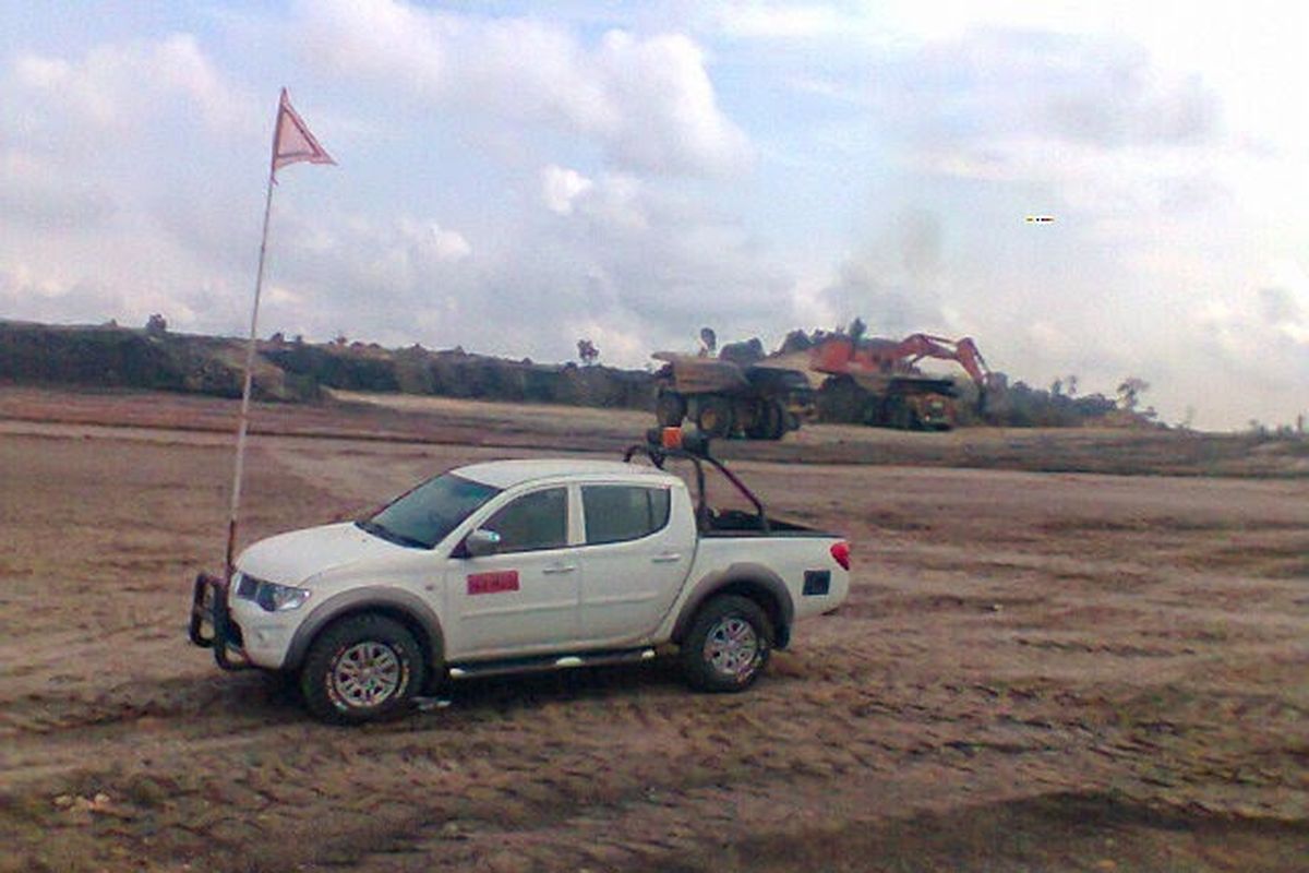 pertambangan, blind spot, Keselamatan Kendaraan, buggy flag, Mengapa Kendaraan di Tambang Memerlukan Bendera dengan Tiang Tinggi?