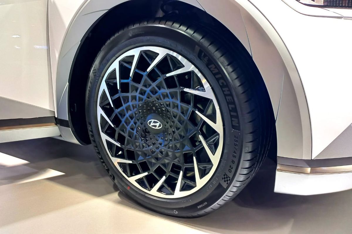 Hyundai Ioniq 5, ban khusus, mobil listrik, efisiensi baterai, Perbandingan Ban Mobil Listrik: Michelin vs Goodyear