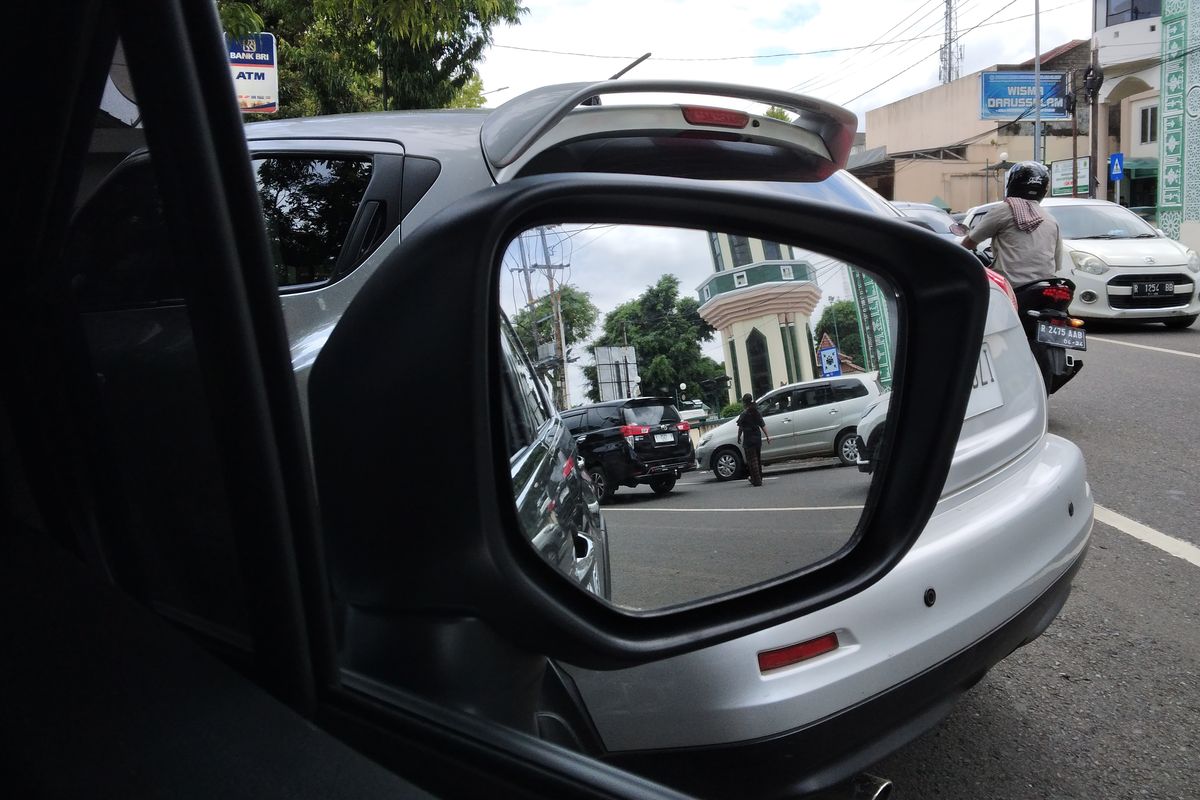 spion elektrik, electric retractable mirror, spion mobil, lipat spion mobil, Efek Buruk Sering Lipat Spion Mobil Secara Manual