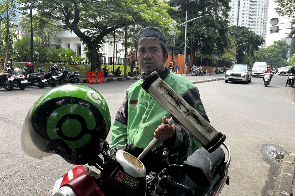 ranjau paku, Relawan Ranjau Paku, Usmanto, relawan ranjau paku dikejar tukang tambal ban, Kisah Usmanto, Ojol yang Jadi Relawan Pemburu Ranjau Paku di Ibu Kota