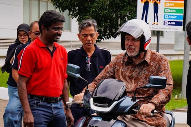 Duta Besar Swedia untuk Indonesia Kunjungi Pabrik TVS di Karawang