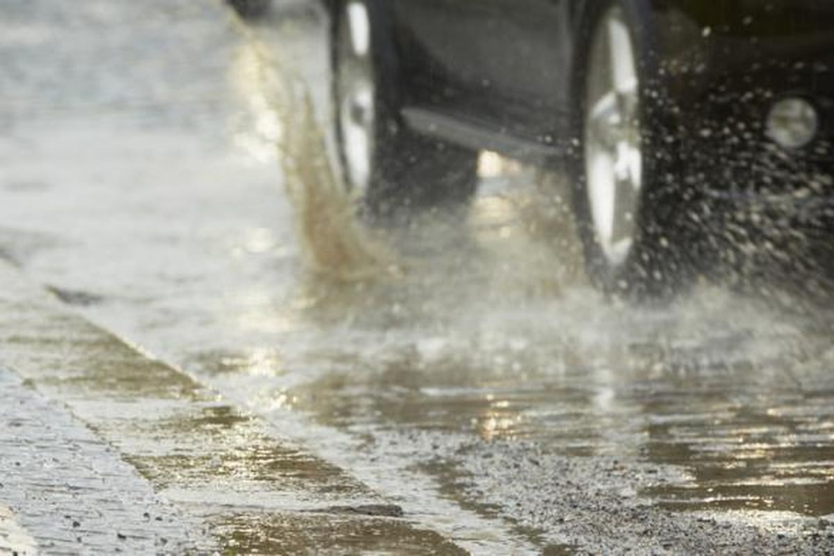 Etika Musim Hujan, Jangan Asal Terjang Genangan Air