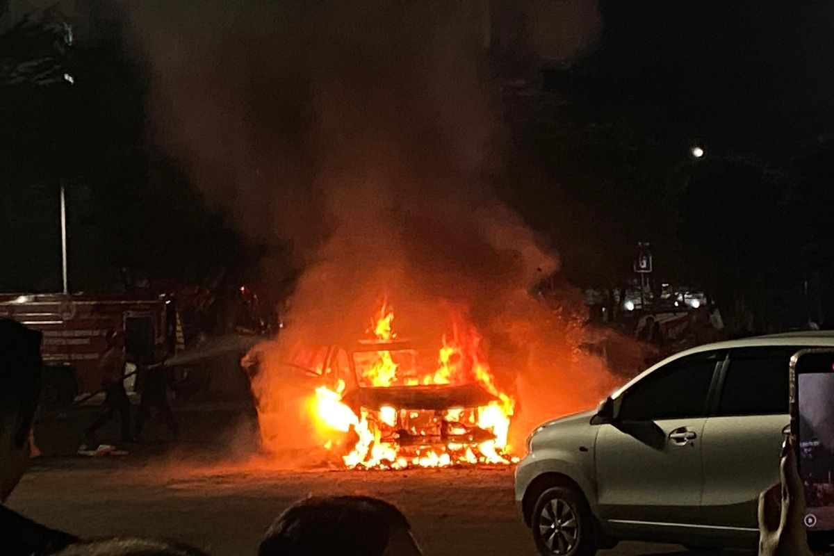 mobil terbakar, Rangkaian kelistrikan mobil tak standar, hati-hati modifkasi kelistrikan mobil, Jangan Asal Modifikasi Rangkaian Kelistrikan pada Mobil