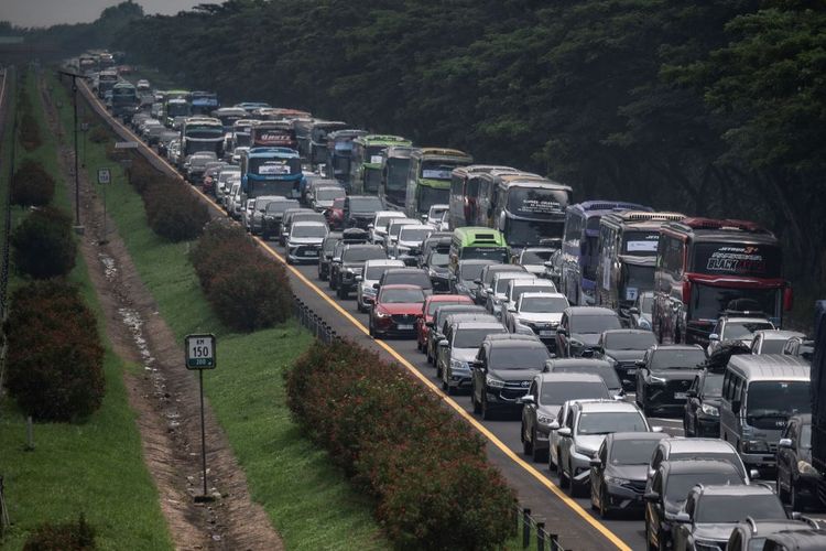 arus balik, rekayasa lalu lintas, contraflow, Tol Jakarta-Cikampek, Jasa Marga, Arus Balik Mulai Padat, Contraflow di Tol Japek Berlaku dari Km 70