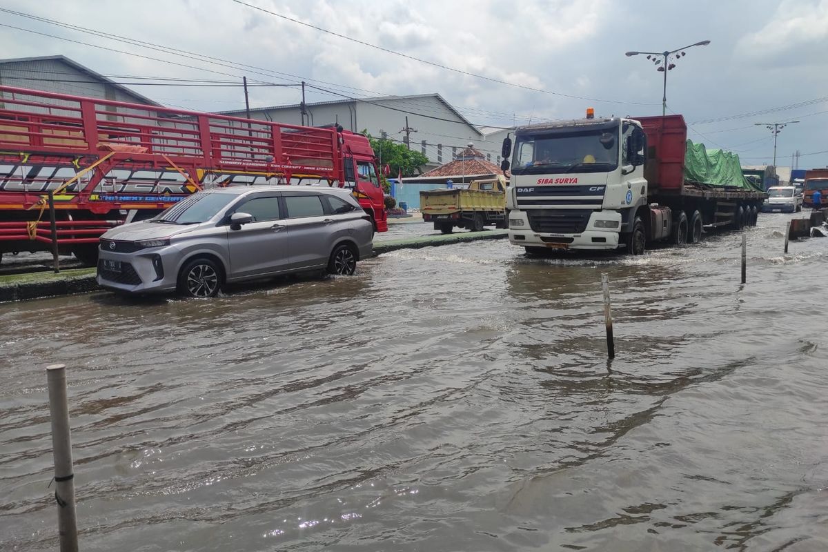 Mobil Mogok Usai Terobos Banjir, Jangan Coba Starter Lagi